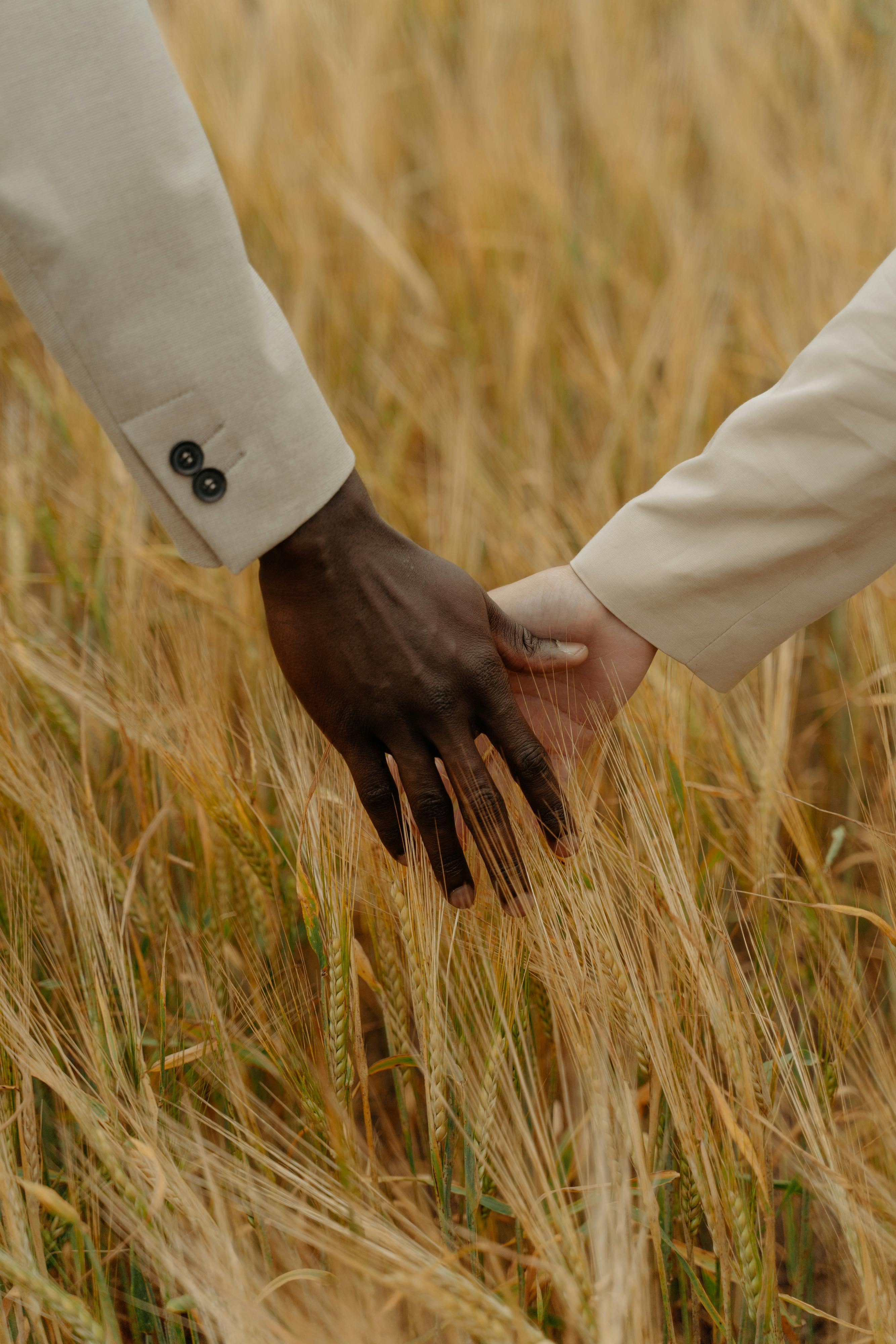 foto de una pareja dada la mano